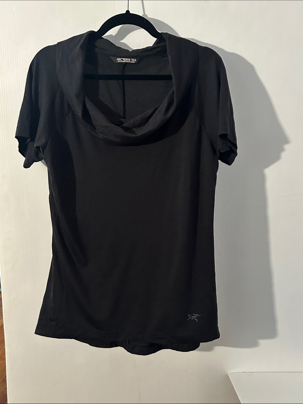 Arc’teryx cowl neck pullover top large 42% wool black